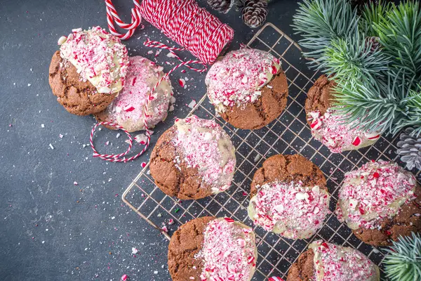 Beyaz çikolata ve şeker parçalarına batırılmış ev yapımı çikolatalı browni kurabiyeleri. Noel partisi hediyeleri ve kış tatili yemekleri için fikir.