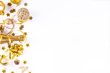 Noel ve Yeni Yıl tebrik kartı. Noel süslemeleri ve Noel süslemeleri ile birlikte yüksek renkli bir davet, üst görünüm kopyalama alanı