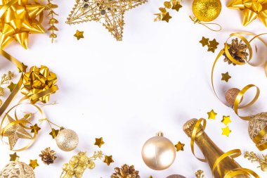 Noel ve Yeni Yıl tebrik kartı. Noel süslemeleri ve Noel süslemeleri ile birlikte yüksek renkli bir davet, üst görünüm kopyalama alanı
