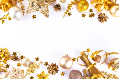 Noel ve Yeni Yıl tebrik kartı. Noel süslemeleri ve Noel süslemeleri ile birlikte yüksek renkli bir davet, üst görünüm kopyalama alanı