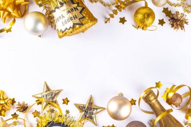 Yılbaşı partisi davetiyesi. Karnaval maskeleri, yazılı bardaklar Mutlu yıllar, arkadaşlarla ve ailelerle eğlenceli bir parti için aksesuarlar, siyah arkaplan fotokopi alanı üzerindeki Noel dekoru 