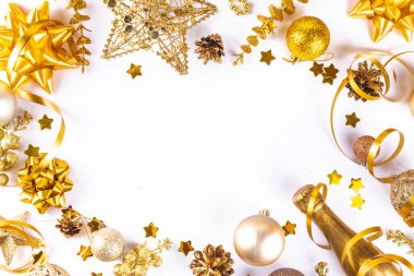 Noel ve Yeni Yıl tebrik kartı. Noel süslemeleri ve Noel süslemeleri ile birlikte yüksek renkli bir davet, üst görünüm kopyalama alanı