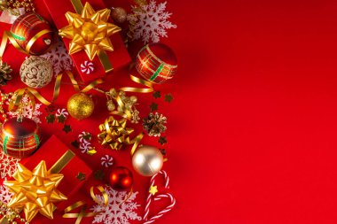 Noel ve Yeni Yıl tebrik kartı. Noel süslemeleri ve Noel süslemeleri ile birlikte yüksek renkli bir davet, üst görünüm kopyalama alanı