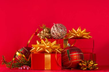 Noel ve Yeni Yıl tebrik kartı. Noel süslemeleri ve Noel süslemeleri ile birlikte yüksek renkli bir davet, üst görünüm kopyalama alanı