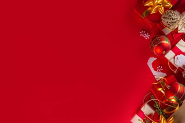 Noel ve yeni yıl indirimi, alışveriş geçmişi, pankart şablonu. Hediyelerle dolu kağıt alışveriş çantasıyla parlak kırmızı bir daire, Noel süslemeleri, köknar ağacı dalları, alışveriş ve satış etiketleriyle