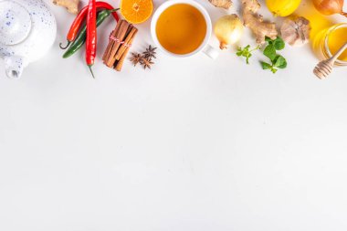 Geleneksel soğuk algınlığı ve grip ilacının bileşenleri beyaz arka planda. Doğal organik bitki, meyve, baharat, soğuk muamele - sarımsak, soğan, zencefil, nane, limon, portakal, turuncu, tarçın, bal