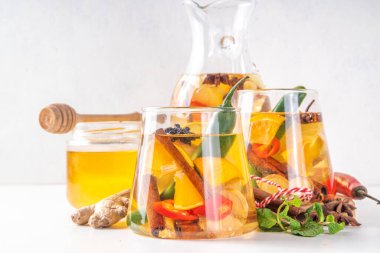 Ateş şırası, elma sirkesi, baharat, bitki ve narenciye dilimli sıcak içecek. Organik çiğ grip, soğuk algınlığı ilacı, bağışıklık desteği, iltihap önleyici tarif.