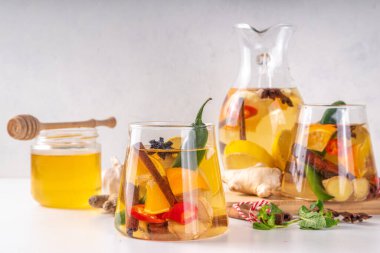 Ateş şırası, elma sirkesi, baharat, bitki ve narenciye dilimli sıcak içecek. Organik çiğ grip, soğuk algınlığı ilacı, bağışıklık desteği, iltihap önleyici tarif.