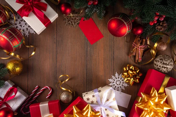 Noel hediyesi dekorasyonu. Anne ve çocuk elleri yeni yıl ve Noel hediye paketleri, bayram hazırlıkları, boks günleri. 