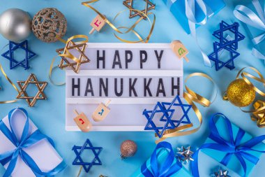 Mutlu Hanukkah tebrik kartı geçmişi. Yahudi Yeni Yıl dairesi geleneksel Hanuka festivali, menorah, donut ve dekorasyon sembolleriyle yatıyordu.