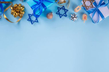 Mutlu Hanukkah tebrik kartı geçmişi. Yahudi Yeni Yıl dairesi geleneksel Hanuka festivali, menorah, donut ve dekorasyon sembolleriyle yatıyordu.