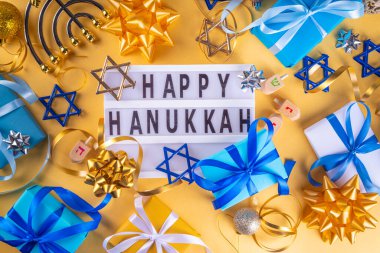 Mutlu Hanukkah tebrik kartı geçmişi. Yahudi Yeni Yıl dairesi geleneksel Hanuka festivali, menorah, donut ve dekorasyon sembolleriyle yatıyordu.