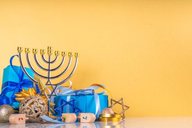 Mutlu Hanukkah tebrik kartı geçmişi. Yahudi Yeni Yıl dairesi geleneksel Hanuka festivali, menorah, donut ve dekorasyon sembolleriyle yatıyordu.