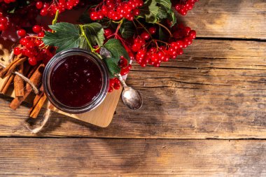 Sonbahar reçel tarifi, koruma ve hasat mevsimi. Organik viburnum üzümlerinden ev yapımı kırmızı reçel, taze böğürtlen ve tarçın.