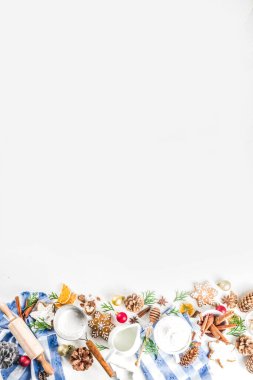 Noel pastası geçmişi. Noel yemeği malzemeleri beyaz masada. Noel pastası, kurabiye ve kek pişirmek için gerekli malzemeler, beyaz masada düz konum, fotokopi alanı ile üst görünüm