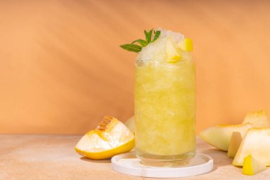Kavunlu buzlu içecek, tatlı yaz ferahlatıcı buzlu buzlu kokteyl kavun suyu, süt ve limon ya da limon karışımı.