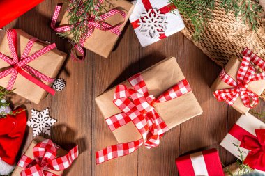 Boks günü indirimi sezonluk promosyon geçmişi. Çeşitli hediye paketleri, kurdele, yazıt çerçeveli boks günü, tahta takvim, ambalaj kağıdı, Noel dekoru, kurdele.
