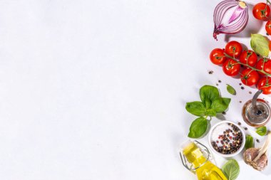 İtalyan yemekleri pişirmek için kullanışlı beyaz arka plan - domates, fesleğen yaprağı, yeşiller, zeytin yağı, tuz, biber, sarımsak, düz beyaz masa üstü görünüm alanı 