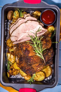 Geleneksel Şükran Günü yemeğiyle birlikte Şükran Günü sofrası. Tavuk, patates püresi, taze fasulye, cevizli turta, fırında domuz eti, peynirli makarna, dolma, modern sert, güneşli, yassı bir ev.