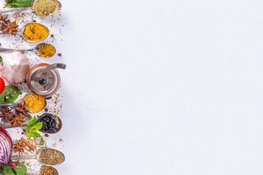Beyaz arka planda yemek pişirmek için baharatlar. Farklı baharatlar, baharatlar ve otlar biber, zerdeçal, tuz, fesleğen, nane, tarçın, sarımsak ve diğer aromatik karışımlar