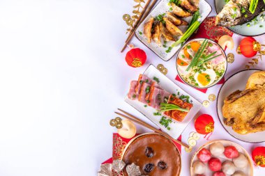 Geleneksel Çin Yeni Yıl yemeği masası, parti davetiyesi, menü geçmişi domuz eti, kızarmış balık, tavuk, pirinç köftesi, mantı, fal kurabiyesi, nian gao keki, erişte, Çin dekorasyonu.