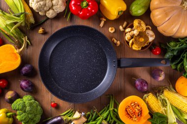 Sonbahar sebze hazırlama akşam yemeği geçmişi. Organik taze sebzeler, balkabağı, mısır, meyve, mantar, salata yaprakları, yeşillik, fotokopi alanı ile pişirmek için gerekli malzemeler..