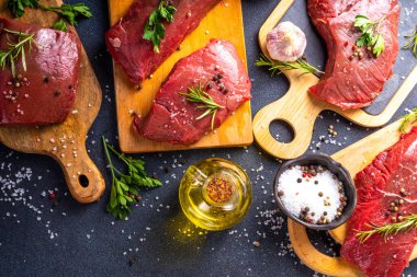 Yemek pişirme geçmişi. Çeşitli ham taze et, sığır eti, baharatlı kırmızı et, biberiye, tuz, biber, sarımsak, zeytinyağı, üst görünüm kopyalama alanı.