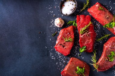 Yemek pişirme geçmişi. Çeşitli ham taze et, sığır eti, baharatlı kırmızı et, biberiye, tuz, biber, sarımsak, zeytinyağı, üst görünüm kopyalama alanı.