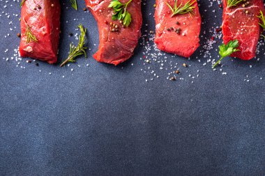 Yemek pişirme geçmişi. Çeşitli ham taze et, sığır eti, baharatlı kırmızı et, biberiye, tuz, biber, sarımsak, zeytinyağı, üst görünüm kopyalama alanı.