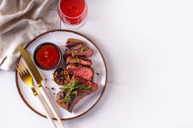 Bitki ve baharatlı ızgara biftek. Biberiye, sarımsak, zeytinyağı ve ketçap soslu kızarmış et.