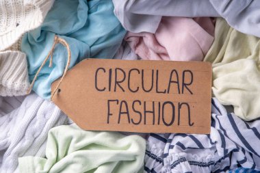 Kıyafet kiralama hizmetleri, çeşitli kadın, erkek ve çocuk kıyafetleri. Dairesel moda, sıfır sürdürülebilir yaşam tarzı konsepti, beyaz arka planda, alışveriş etiketli