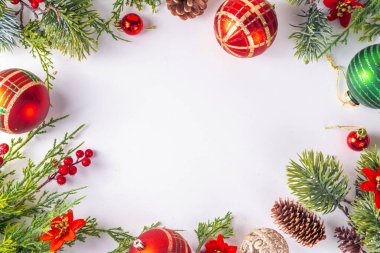 Noel ağacı dalları, köknar alacası, takılar, dekor ve xmas çiçekleri, üst görünüm kopyalama alanı