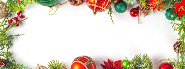 Noel ağacı dalları, köknar alacası, takılar, dekor ve xmas çiçekleri, üst görünüm kopyalama alanı