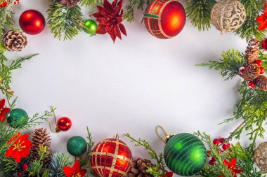Noel ağacı dalları, köknar alacası, takılar, dekor ve xmas çiçekleri, üst görünüm kopyalama alanı