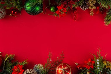 Noel ağacı dalları, köknar alacası, takılar, dekor ve xmas çiçekleri, üst görünüm kopyalama alanı