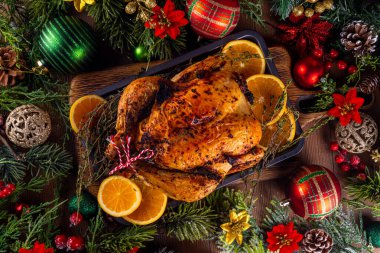 Noel ve Şükran Günü geleneksel pişmiş tavuk. Noel yemeği için tam kavrulmuş tavuk, portakal ve kekik ile, Noel 'de veya Şükran Günü süslemeli masa