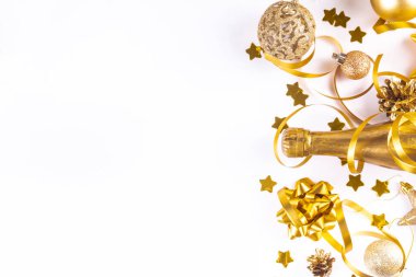 Noel ve Yeni Yıl tebrik kartı. Noel süslemeleri ve Noel süslemeleri ile birlikte yüksek renkli bir davet, üst görünüm kopyalama alanı