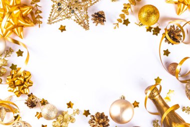 Noel ve Yeni Yıl tebrik kartı. Noel süslemeleri ve Noel süslemeleri ile birlikte yüksek renkli bir davet, üst görünüm kopyalama alanı
