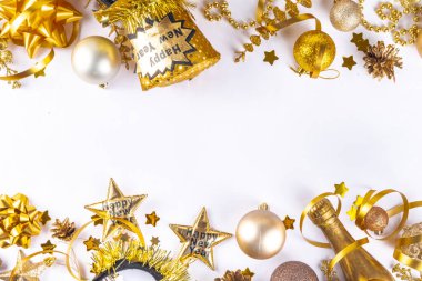 Yılbaşı partisi davetiyesi. Karnaval maskeleri, yazılı bardaklar Mutlu yıllar, arkadaşlarla ve ailelerle eğlenceli bir parti için aksesuarlar, siyah arkaplan fotokopi alanı üzerindeki Noel dekoru 