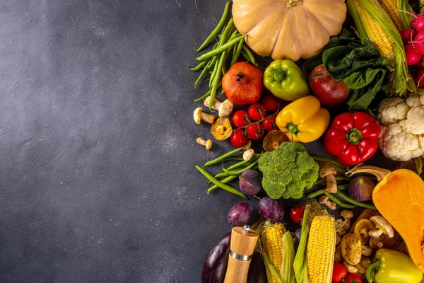 Sonbahar sebze hazırlama akşam yemeği geçmişi. Organik taze sebzeler, balkabağı, mısır, meyve, mantar, salata yaprakları, yeşillik, fotokopi alanı ile pişirmek için gerekli malzemeler..