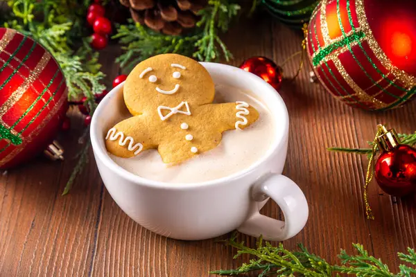Sıcak çikolatalı, kapuçinolu ya da latteli komik zencefilli adam. Beyaz bokeh arka plan fotokopi alanı üzerinde noel ağacı, dekor ve marshmallow ile Noel kakao kupası.  