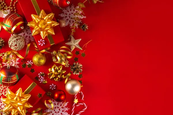 Noel ve Yeni Yıl tebrik kartı. Noel süslemeleri ve Noel süslemeleri ile birlikte yüksek renkli bir davet, üst görünüm kopyalama alanı