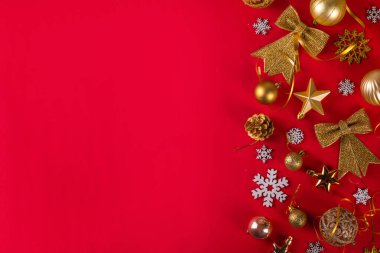 Altın Noel ve Yeni Yıl mücevherleri, dekorasyonlar, kırmızı arka planda 2024 numara, Parlak Xmas yeni yıl partisi davetiyesi, tebrik kartı arkaplan fotokopi alanı