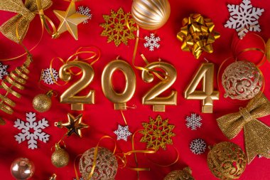 Altın Noel ve Yeni Yıl mücevherleri, dekorasyonlar, kırmızı arka planda 2024 numara, Parlak Xmas yeni yıl partisi davetiyesi, tebrik kartı arkaplan fotokopi alanı