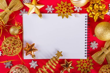 Altın Noel ve Yeni Yıl mücevherleri, dekorasyonlar, kırmızı arka planda 2024 numara, Parlak Xmas yeni yıl partisi davetiyesi, tebrik kartı arkaplan fotokopi alanı