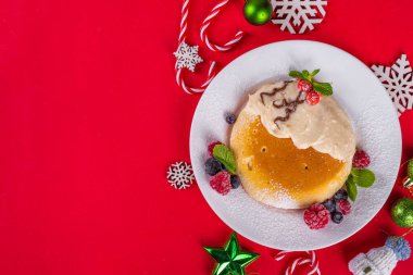 Noel sembolü şeklinde komik bir Noel kahvaltısı pankeki Noel pudingi, zencefilli kek, Noel Baba 'nın geyiği, çikolata soslu, dutlu, şeker desenli. Çocuklar bayram atıştırması, brunch..