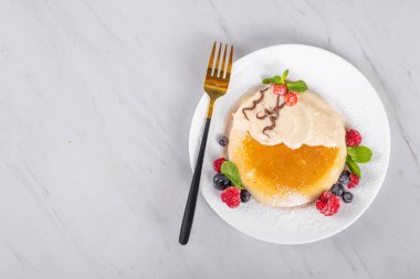 Noel sembolü şeklinde komik bir Noel kahvaltısı pankeki Noel pudingi, zencefilli kek, Noel Baba 'nın geyiği, çikolata soslu, dutlu, şeker desenli. Çocuklar bayram atıştırması, brunch..