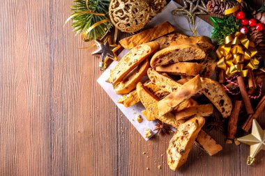 Ev yapımı badem ve kurutulmuş meyve Cantuccini. İtalyan bademi cantuccini bisküvileri, geleneksel Noel ve yeni yıl, tatlı tatlısı.