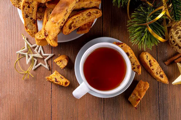 Ev yapımı badem ve kurutulmuş meyve Cantuccini. İtalyan bademi cantuccini bisküvileri, geleneksel Noel ve yeni yıl, tatlı tatlısı.