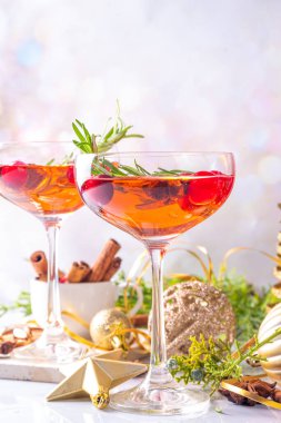 Kızılcık Noel margarita kokteyli, punç ya da sangria içeceği taze yaban mersini ve biberiye filizi ile Noel ve yeni yıl dekore edilmiş arka plan fotokopi alanı